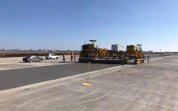 В будущем тобольском аэропорту бетонируется взлётно-посадочная полоса